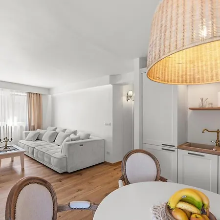 Pearl Rea * Porec
